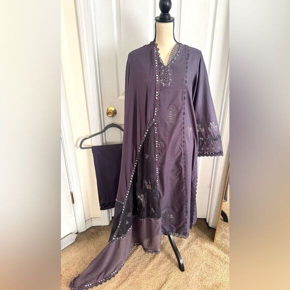 SUFFUSE BY SANA YASIR PAKISTANI LUXURY AUTHENTIC DESIGNER EMBROIDERED DRESS - Picture 8 of 12